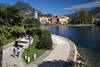Riva Uferpromenade Foto Gardasee Spazierweg Palmenallee Paare Urlaubsidylle am Wasser