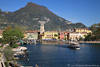 Riva Hafen Schifffahrt Gardasee Wasser Bucht Bergkulisse Uferweg Panorama Foto
