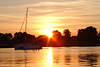 Sonnenuntergang ber Segelboot in Masuren Wasserlandschaft 