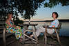 Masuren Galindia Frauen in urigen Sitzmbel am See Wasserufer romantischer Abend