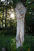 Waldfee Nixe Holzskulptur in Galindia Mrchenwald in Sonne Gegenlicht Masurens Freilichtmuseum am Beldahnsee