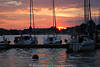 Nikolaiken Rothimmel Sonnenuntergang ber Hafen Segler Jachtboote in Wasser Abendstimmung