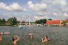 Nikolaiken Jugendliche Strandball in Wasser Badespass in Masuren Stadtpanorama Brcke Sicht