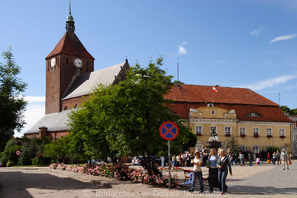 Rgenwalde (Darlowo) Marienkirche am Marktplatz mit Springbrunnen