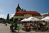 Rgenwalde (Darlowo) Marktplatz Touristen vor Marienkirche Springbrunnen