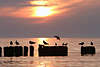 705502_ Ostsee Romantik Sonnenuntergang Foto mit Mwen, Sonne hinter Wolken ber Seehorizont Wasser
