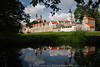 Kloster Wigry Panoramafoto Gebudekomplex Spiegelung im Wasser Postermotiv in Wolken Blauhimmel