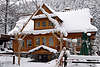 40302_ Kneipe Zloty Pstrag (Goldene Forelle) Holzhaus in Schnee Winterbild im typischen Zakopanestil Foto