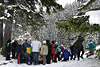 Schnee-Lagerfeuer Kinder grillen Wrstchen in Winter Klassenfahrt-Spass in Naturbild