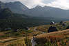 47325_ Gasienicowa Hala Wanderweg Foto im Bergtal Hohe Tatra Gipfelsicht ber Holzhtten