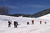 40872_Jugendliche Skifahrer auf Gubalwka Skipiste Foto, Kinder Skiabfahrt auf Loipe in Zakopane