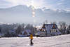 40879_Giewont Gipfel Foto ber Zakopane Gubalwka-Skipiste, Skifahrer in Hohe Tatra Bergurlaub Winterbild