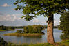 Gablicksee-Hochuferbaum Insel in Wasser Masuren-Seeblick Natur-Landschaftsbild Mazuryfoto