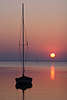 Rote Sonne ber Seehorizont Romantik Sonnenuntergang Bild mit Segelboot in Wasser Spirdingsee