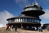 Schneekoppe Meteo Observatorium charakteristische Doppelteller Bild & Wanderer in Marsch