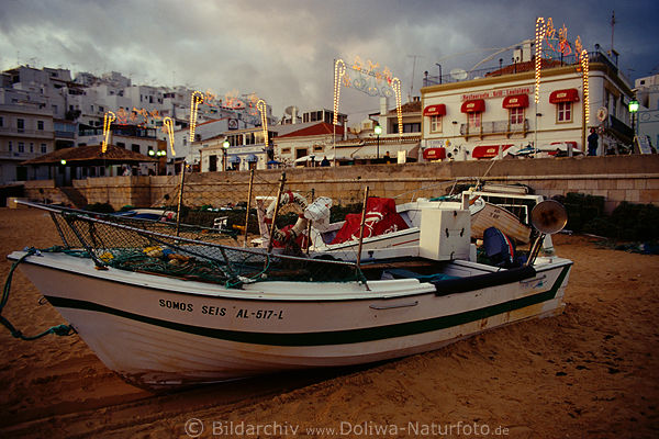 Albufeira Hafenstadt Lichter Abendstimmung Fischerboot in Sand vor Bars