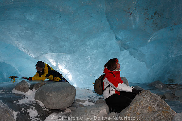 Gletschergrotte Morteratsch Menschen in Eisgrotte blaue Hhle aus Eis
