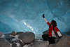 901715_ Frau in Gletschergrotte Foto unter Morteratschgletscher blauen Eiswand,  Touristin in Eishhle
