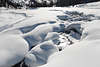 901654_Schneekoppen Schneewehen ber Morteratscher Bergbach Naturfoto weier Winterlandschaft mit Touristin auf Fuweg entlang Baches