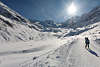 901689_Skilufer in Winterlandschaft Naturbild in Schnee Sonne Talabfahrt vom Morteratsch-Gletscher