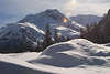 Winterlandschaft Oberengadin Schneewehen Romantik Naturbild, Weiß verschneite Berge Foto