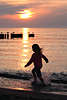 705494_ Mdchen Kind Foto am Strand laufen vor Rot-Sonne Untergang in Bewegung