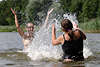 Planschen pltschern in Wasserspitzer Foto Frauen Paar Badespass am See in Spritzwasser