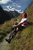 003862_Mdchen Bergwanderer NaturPortrt auf Bergpfad: Frau Fotos im Bergwiesegras, Sicht auf Gletscherschnee