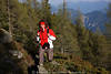 Wanderin Bergtour Frau Marsch im Naturgelnde Mdchen Alpenpfad schne Bergsicht