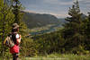 1202757_Bergwanderer Mdchen Naturbilder am Aussichtspunkt Frau Seeblick Rucksacktourist Fotografie