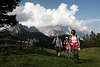 913395_Bergwanderer Wanderportrt Frauen-Dreier auf Almwiese im Marsch vor Bergmassiv