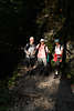 913429_Bergwanderer Dreier Frauen auf Bergpfad in Bergen Waldlichtung Bild Wanderstop in Natur Wanderweg in Berglandschaft