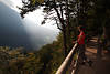 913582_Frau Portrt am Pfad-Gelnder mit Berglandschaft Ausblick Bild auf Wanderweg unter Bumen