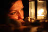 Bd1055_ Mdchen Gesicht Foto im Kerzenrotlicht, Mdels Auge blickt ins Lampenlicht, hbsche Frau Fotografie
