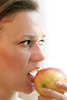 50706_ Frau Gesichtfoto in Apfel beien Obst Frucht Apfelbiss Bild Apfelsinne essen