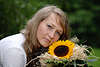 Frau-Blick eng Blumenstrauss Blondine hbsches Mdchen mit Sonnenblume