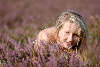 Blondine erotisch im Bltenfeld lila Heide Naturfoto Versteckspie