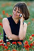3788_ Frau mit Handy im Klatschmohn Blumenfeld Photo beim Telefonieren mit Handytelefon, Gesprch in Blumen