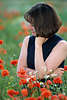 3798_Telefonieren im Blumenfeld Frau im roten Klatschmohn Foto auf Blumenwiese mit Handytelefon im Gesprch beim Naturausflug
