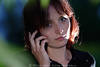 55705_ Mdel photo mit Handy im Garten, Portrait beim Telefonieren