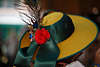 1102551_ Kastelruther Trachtenhut Fotografie bei Dorffest: grn-gelbe Farbe mit Schleife, Blume, Feder