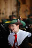 1102577_ Kastelruther junge Musikerin Mdchen Foto im Trachtenkleid geschmckt mit Feder in schwarz-wei mit Rotschleife