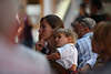 1102587_ Frau mit Kind Musikfan Foto beim Dorffest im Konzert, zuhren den Kastelruther & Seis Kapelle