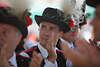 1102589_ Dorffest Volkstrachten Foto, Kastelruther Applaus, Hte Parade am Tisch beim jhrlichen Kirchtag