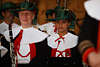 1102595_ Kastelruther Musikerinnen in schwarz-weiss Trachten rotem Zierband auf Bhne Konzertbild