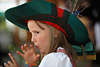 1102554_ Kastelruther Kind Foto in Trachtenhut Mdchen nachahmt mit Finger die spielenden Musiker