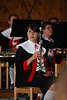 1102558_ Hbsche Musikerin Foto in Regionaltracht mit Klarinette, Mdchen in Musikkapelle auf Bhne mit Instrument