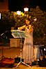 908121_Violinistin mit Geige Portrt beim Musik spielen im romantischen Laternenlicht Mlitz-Hussain Katharina Foto vor Musikpult mit Violine