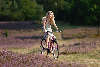 58764_Blondes hbsches Mdel radfahren frhlich in Heidelandschaft Fotografie Naturausflug mit Fahrrad