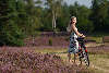 Mdchen mit Fahrrad auf Heide-Wanderweg blhende Naturfoto